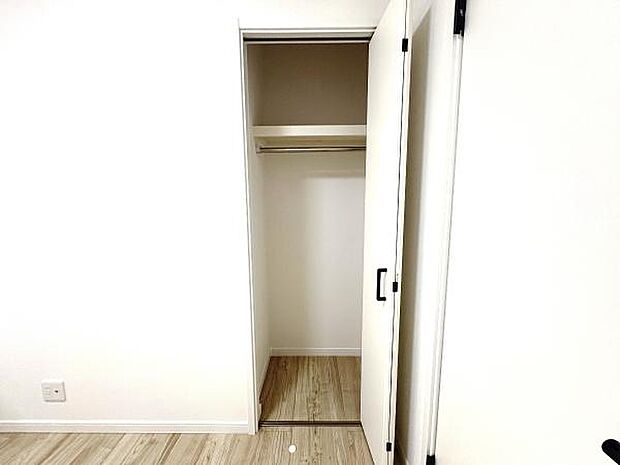 いつでもお部屋をスッキリお使い頂ける収納スペースを設置。