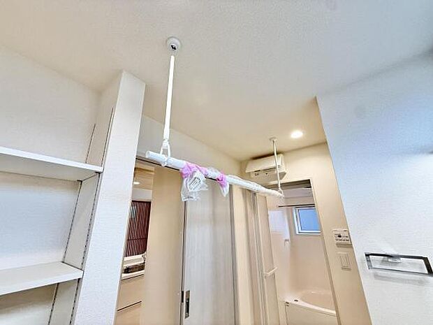 脱衣所に吊り下げ式室内干しがあります。