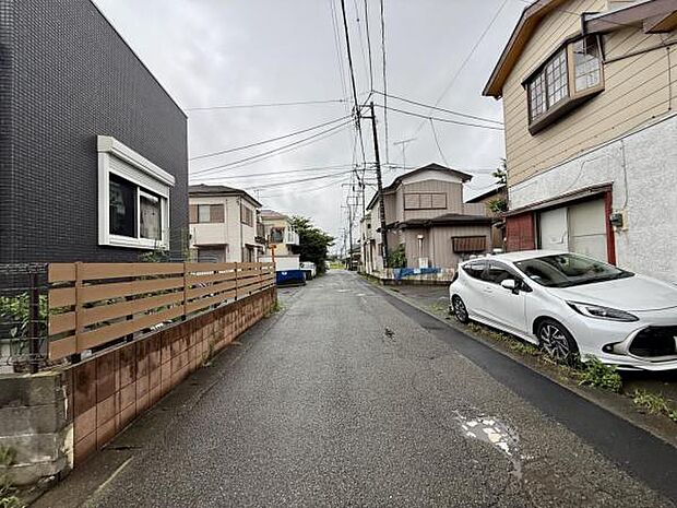 前面道路です。住宅地につき落ち着いた新生活を始められそうです。