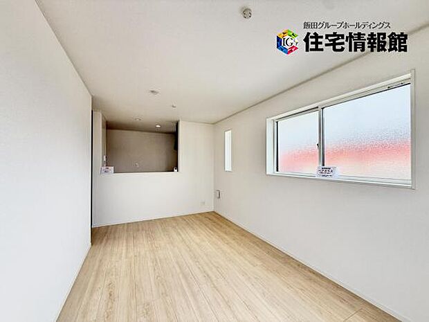 キッチン正面にダイニングセットを配置することで、配膳もスムーズに。調理中も会話を楽しめます。