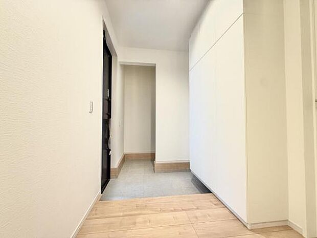 綺麗で明るい玄関でお客様をお迎えいただけます。