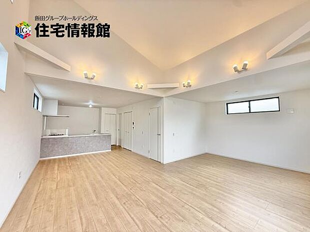 ご家族が集うLDKは約19.6帖＋約6帖の広さ、団らんの空間です。