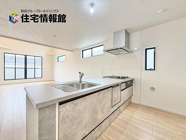 リビングが見渡せ、料理中も会話が弾む対面式キッチンです。