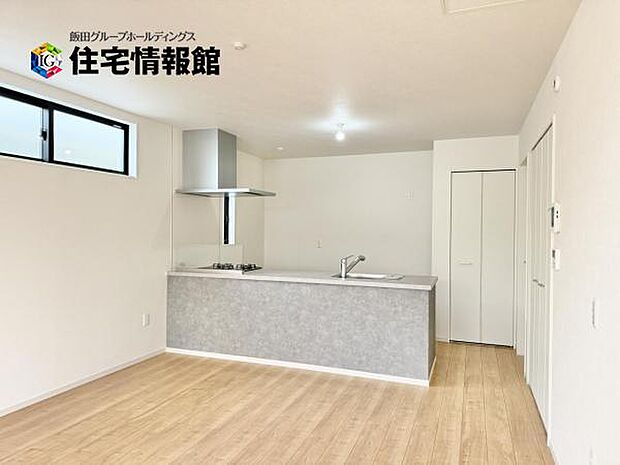カウンターキッチン越しに会話も楽しめるダイニングキッチン。