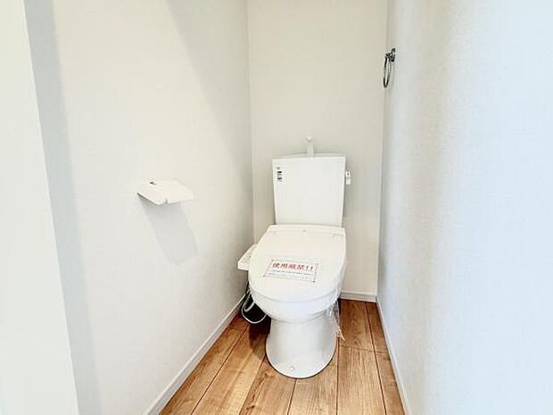 シャワー洗浄機能付のトイレは、清潔感が印象的な空間ですね。