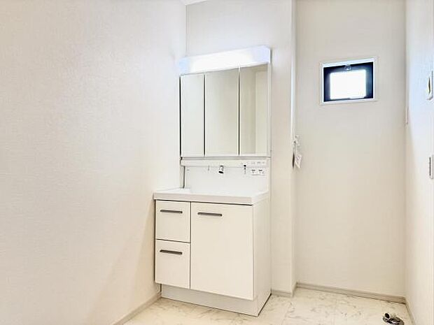 シャワー付き洗面化粧台です。手軽にシャンプーができ、お掃除もしやすいですね。