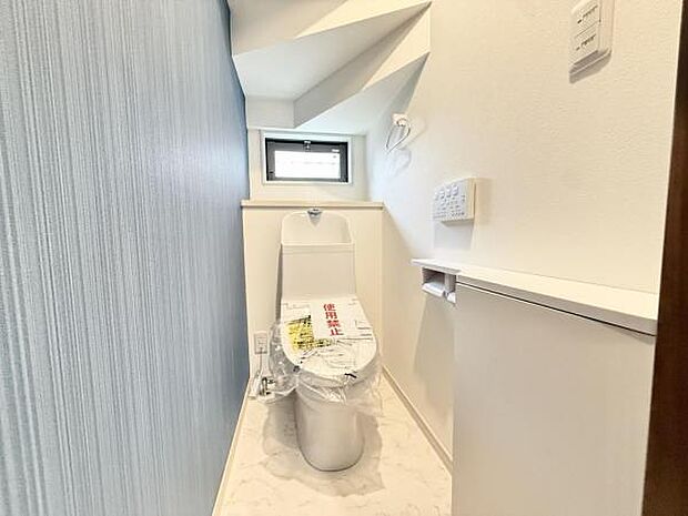 シャワー洗浄機能付のトイレは、清潔感が印象的な空間ですね。