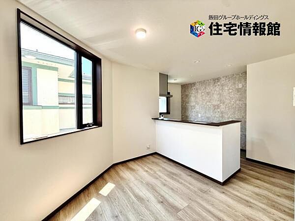 カウンターキッチン越しに会話も楽しめるダイニングキッチン。