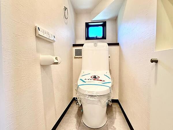 シャワー洗浄機能付のトイレは、清潔感が印象的な空間ですね。