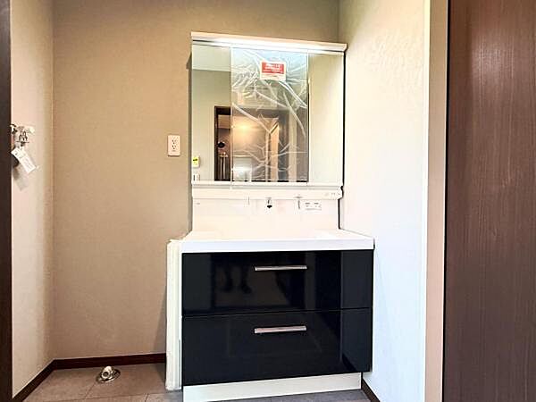 シャワー付き洗面化粧台です。手軽にシャンプーができ、お掃除もしやすいですね。