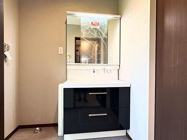 シャワー付き洗面化粧台です。手軽にシャンプーができ、お掃除もしやすいですね。