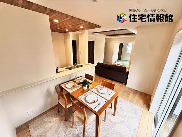 キッチン正面にダイニングセットを配置することで、配膳もスムーズに。調理中も会話を楽しめます。