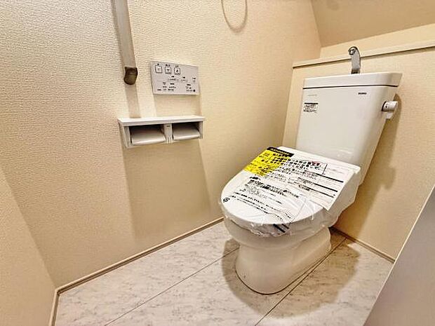 シャワー洗浄機能付のトイレは、清潔感が印象的な空間ですね。