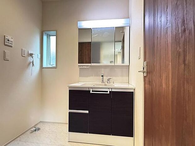 シャワー付き洗面化粧台です。手軽にシャンプーができ、お掃除もしやすいですね。