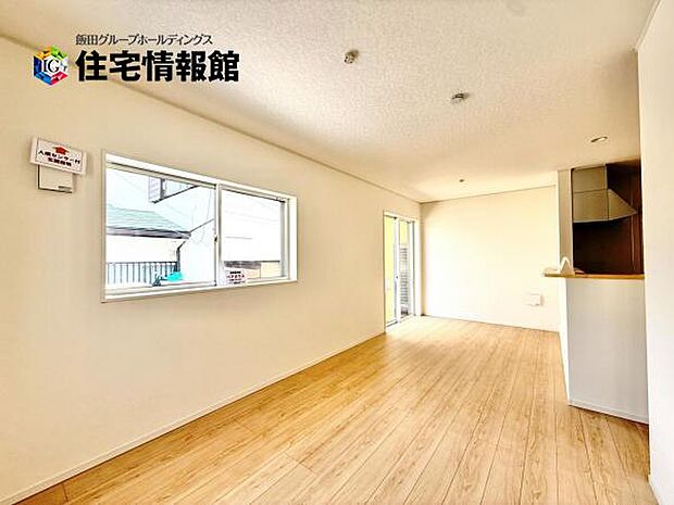 キッチン正面にダイニングセットを配置することで、配膳もスムーズに。調理中も会話を楽しめます。