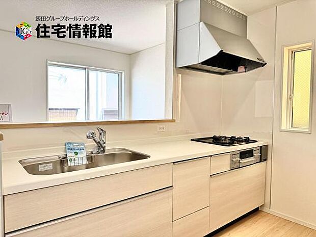 ご家族を見守りながら家事が捗る対面式キッチン。お料理をしながらご家族のサポートも可能です。