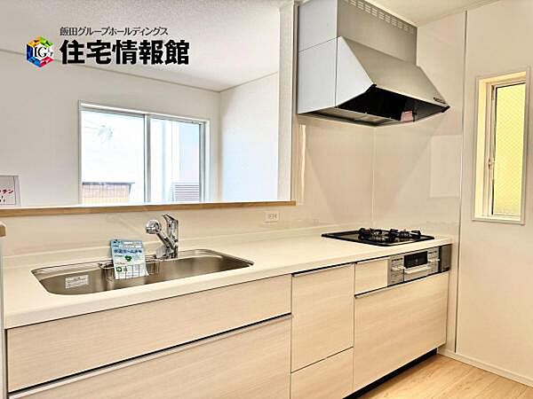ご家族を見守りながら家事が捗る対面式キッチン。お料理をしながらご家族のサポートも可能です。