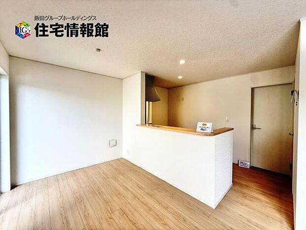 カウンターキッチン越しに会話も楽しめるダイニングキッチン。