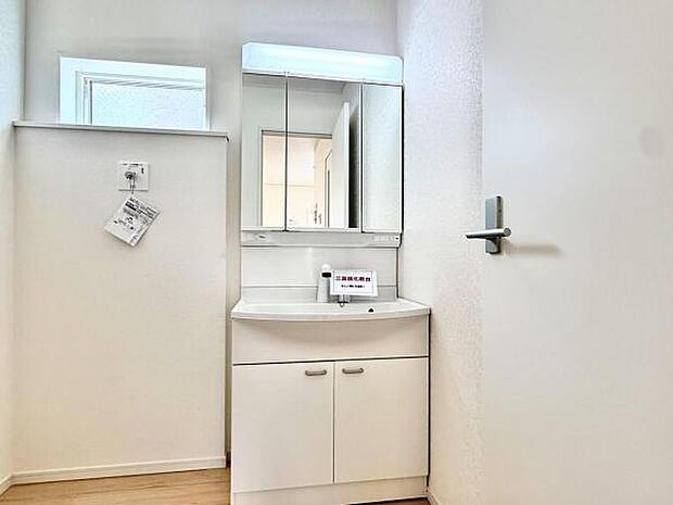 シャワー付き洗面化粧台です。手軽にシャンプーができ、お掃除もしやすいですね。