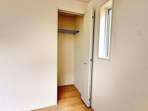 いつでもお部屋をスッキリお使い頂ける収納スペースを設置。