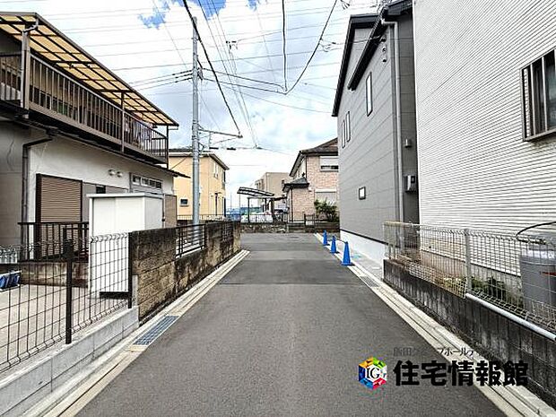 前面道路です。住宅地につき落ち着いた新生活を始められそうです。