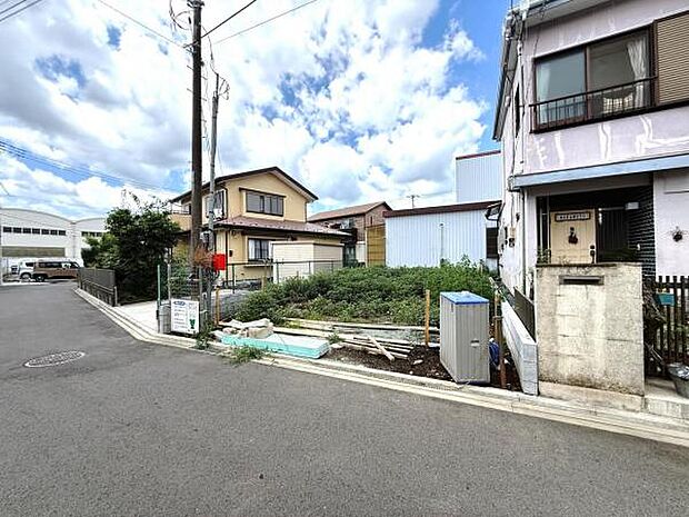 前面道路を含めた現地写真です。