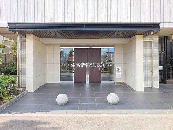 ゆったりとした印象のエントランスです。