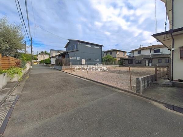前面道路を含めた現地写真です。
