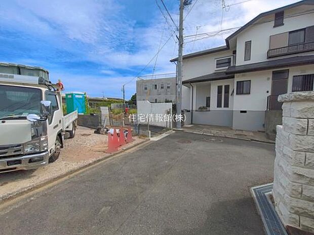 前面道路を含めた現地写真です。