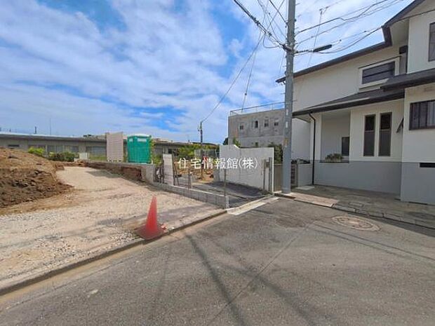 前面道路を含めた現地写真です。