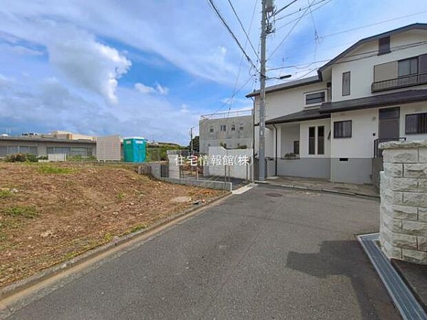 前面道路を含めた現地写真です。