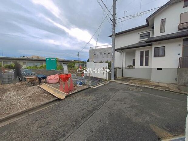 前面道路を含めた現地写真です。