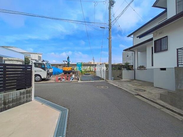 前面道路を含めた現地写真です。
