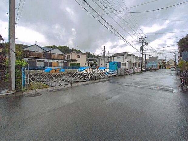 前面道路を含めた現地写真です。