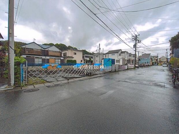 前面道路を含めた現地写真です。