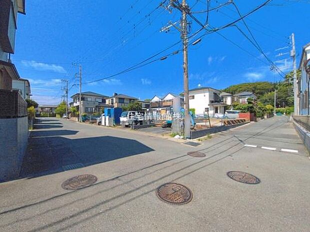 前面道路を含めた現地写真です。