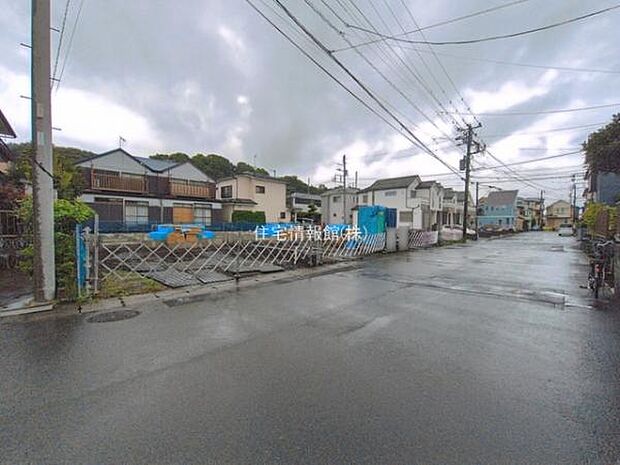 前面道路を含めた現地写真です。
