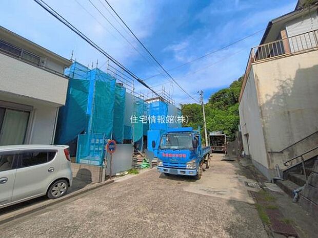 前面道路を含めた現地写真です。