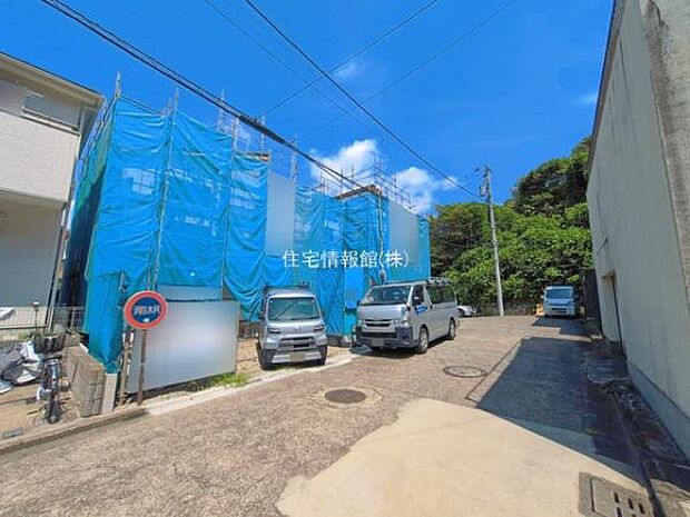 前面道路を含めた現地写真です。