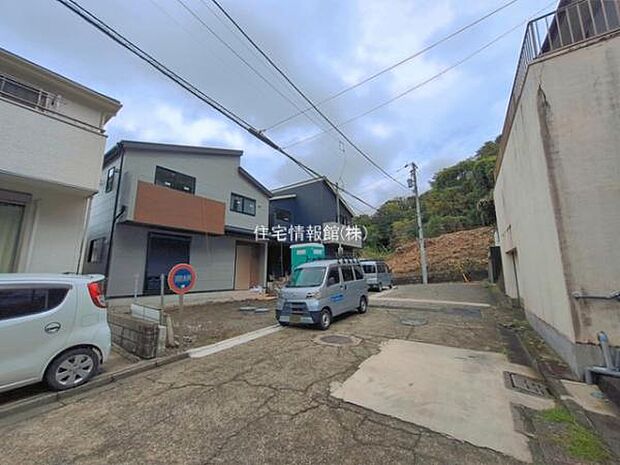 前面道路を含めた現地写真です。