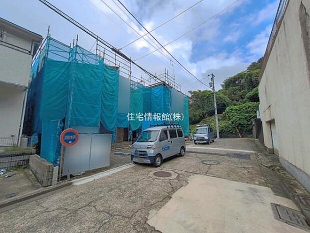 前面道路を含めた現地写真です。