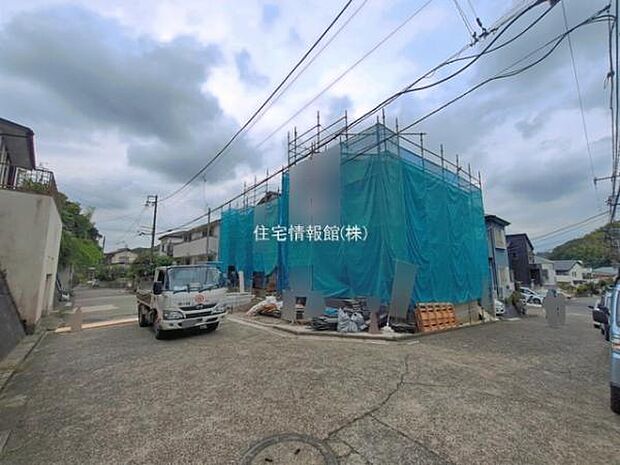 前面道路を含めた現地写真です。