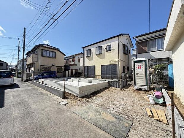 前面道路を含めた現地写真です。
