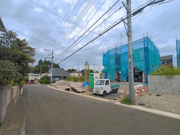 前面道路を含めた現地写真です。