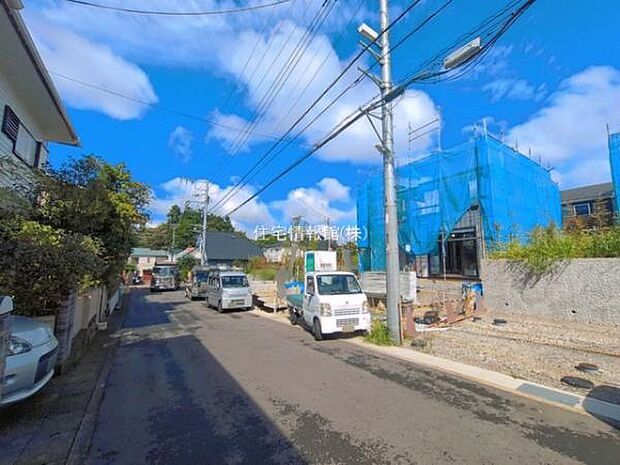 前面道路を含めた現地写真です。