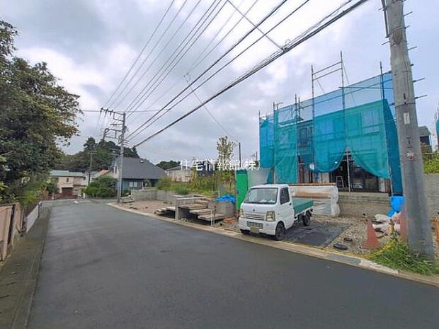 前面道路を含めた現地写真です。