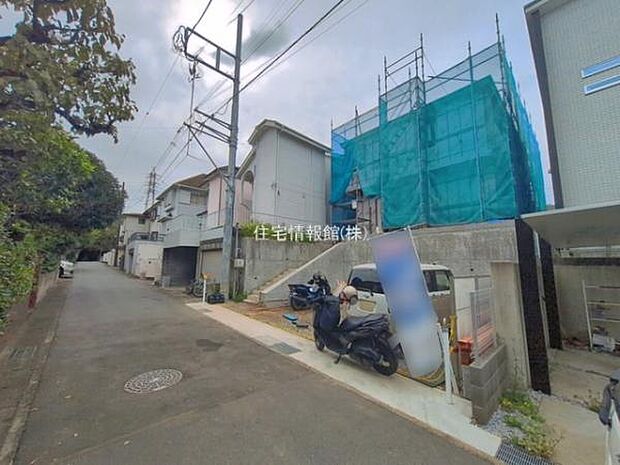 前面道路を含めた現地写真です。