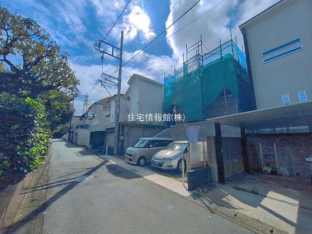 前面道路を含めた現地写真です。