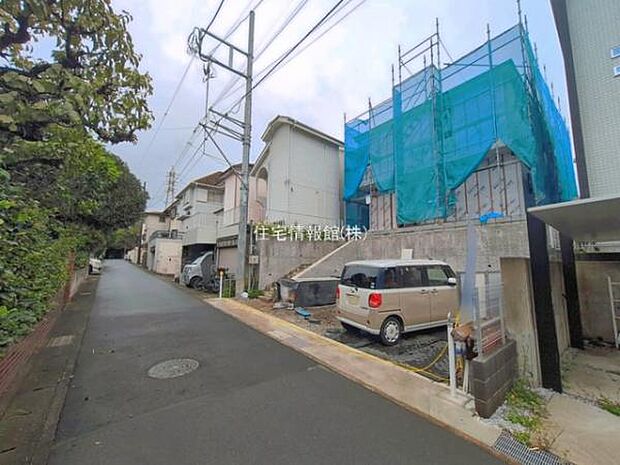 前面道路を含めた現地写真です。