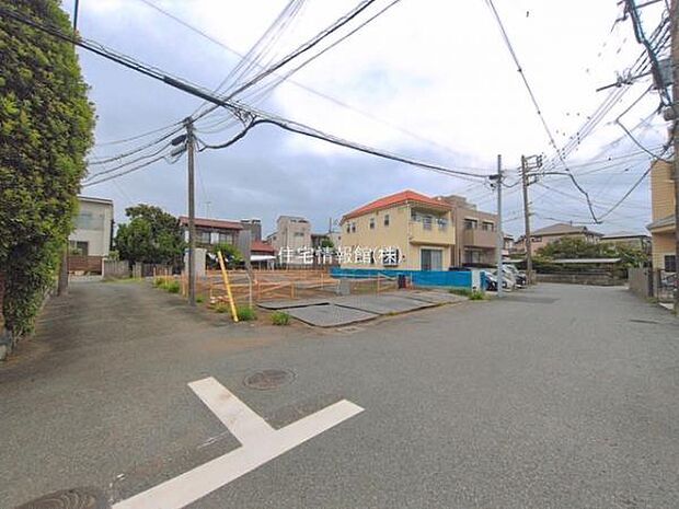 前面道路を含めた現地写真です。